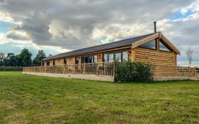 4Bed Lodge Sleeps8-Pet Friendly-Hot Tub-Log Burner